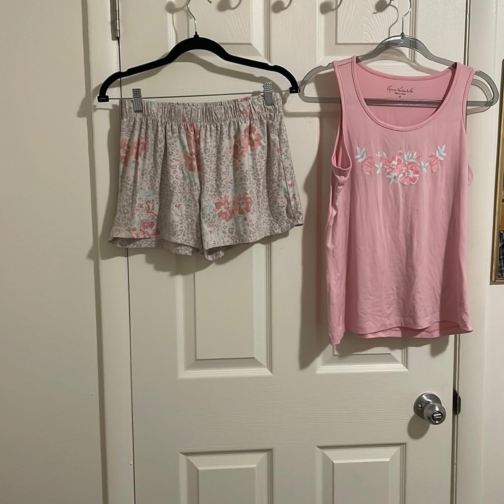 GUC pajama set w/ matching robe sz.M 214